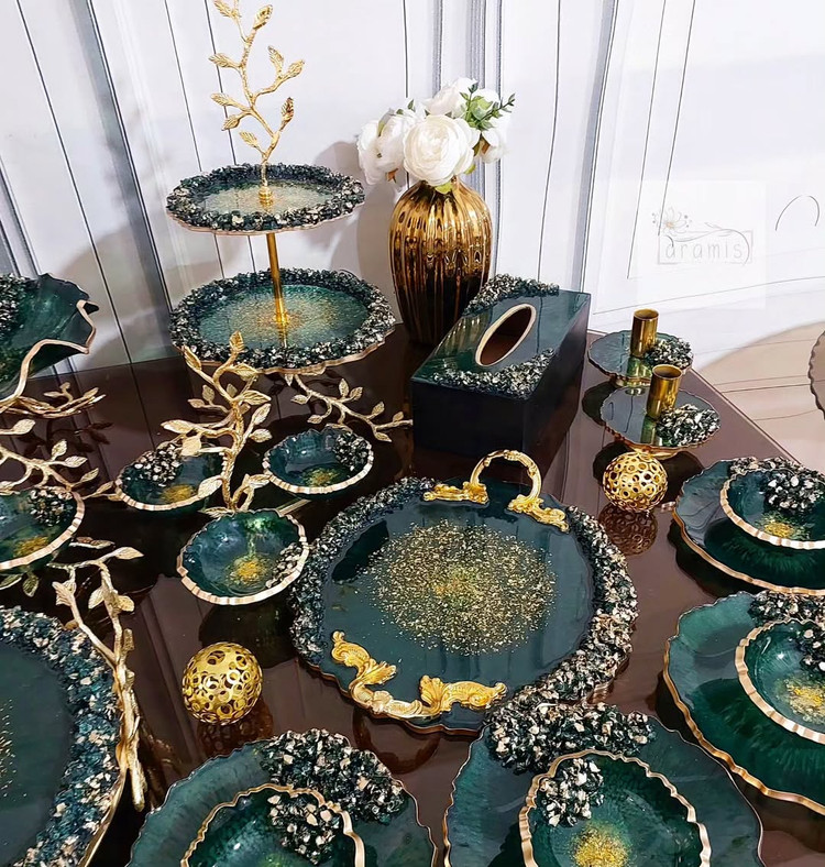 ظروف رزینی سبز و طلایی پیاله و پیش دستی سبز و طلایی