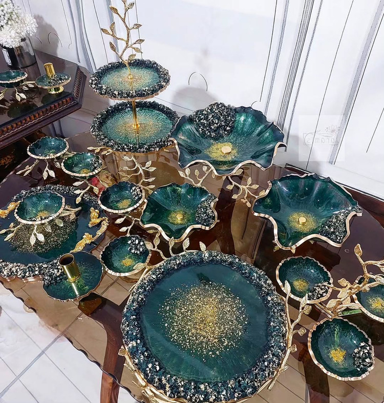 سرویس ظروف پذیرایی رزینی سبز و طلایی کریستالی دوطبقه شیرینیخوری رزینی