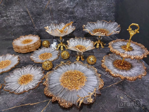 سرویس ظروف پذیرایی رزینی سفید طلایی دسته و پایه طلایی