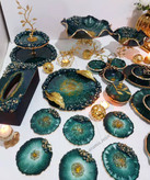 شیرینیخوری دوطبقه سبز طلایی دسته برگ برنجی طلایی جعبه دستمال سبز طلایی رزینی زیر لیوانی رزینی