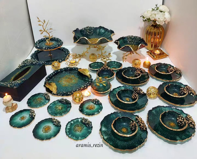 سرویس کامل ظروف پذیرایی رزینی رنگ سبز و طلایی جنس رزین