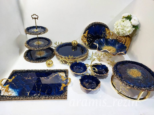 سرویس ظروف پذیرایی رزینی رنگ سرمه ای طلایی با پایه و دسته طلایی