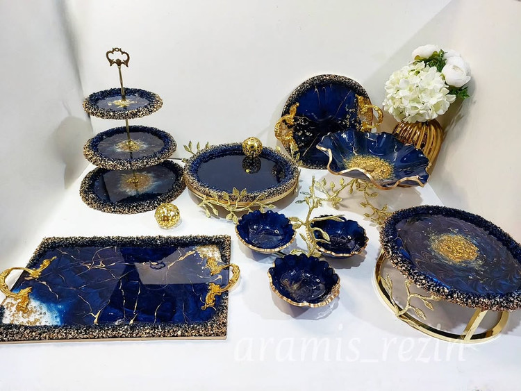 سرویس ظروف پذیرایی رزینی رنگ سرمه ای طلایی با پایه و دسته طلایی