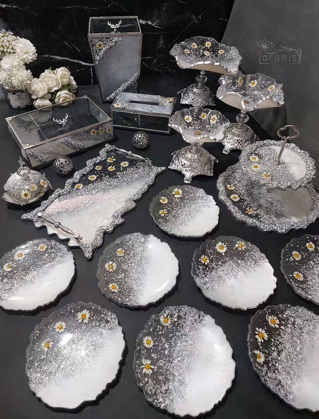 ظروف پذیرایی سفید طوسی ظروف نقره ای