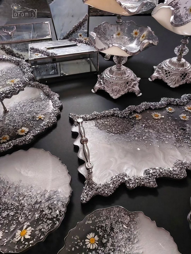 سرویس ظروف پذیرایی رزینی سفید نقره ای بابونه