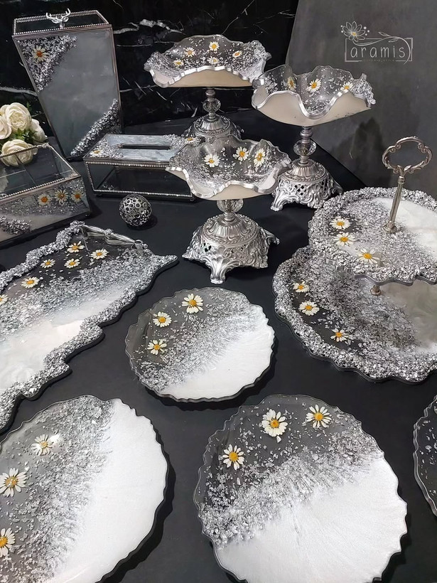 سرویس ظروف پذیرایی رزینی سفید نقره ای بابونه