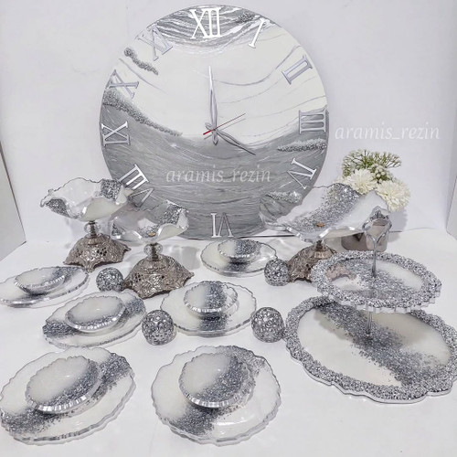 سرویس ظروف پذیرایی رزینی سفید نقره ای و ساعت دیواری طوسی سفید نقره ای