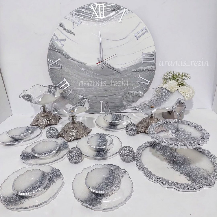 سرویس ظروف پذیرایی رزینی سفید نقره ای و ساعت دیواری طوسی سفید نقره ای