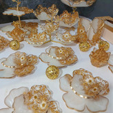 سرویس ظروف پذیرایی رزینی طرح گل رنگ سفید طلایی و گل بابونه