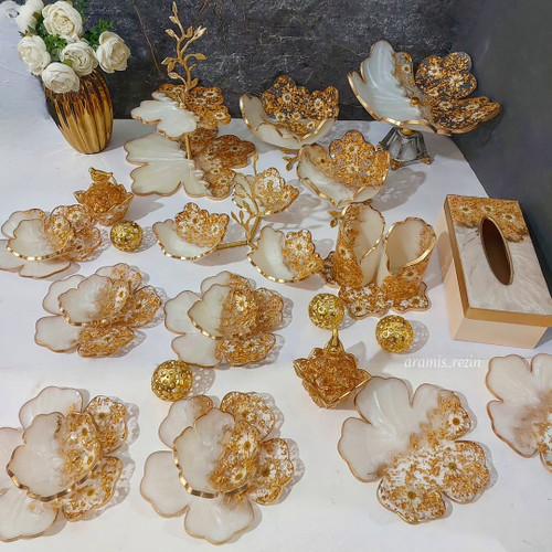 سرویس ظروف پذیرایی رزینی طرح گل رنگ سفید طلایی و گل بابونه