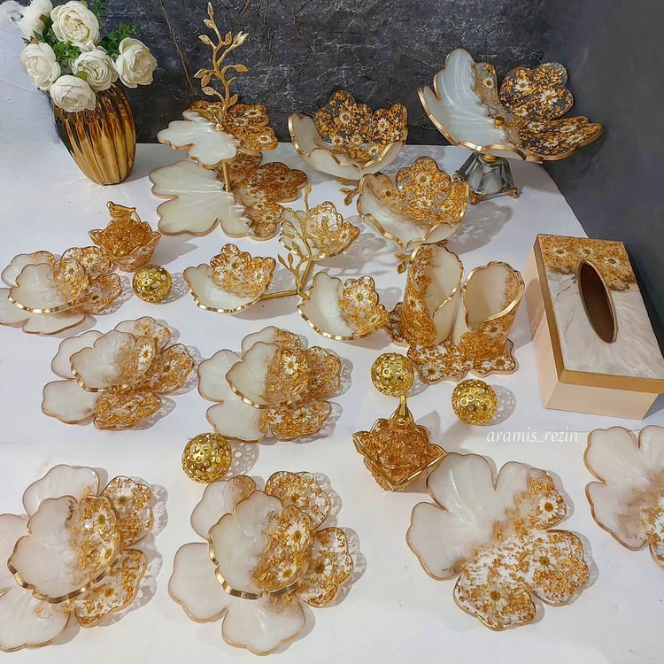 سرویس ظروف پذیرایی رزینی طرح گل رنگ سفید طلایی و گل بابونه