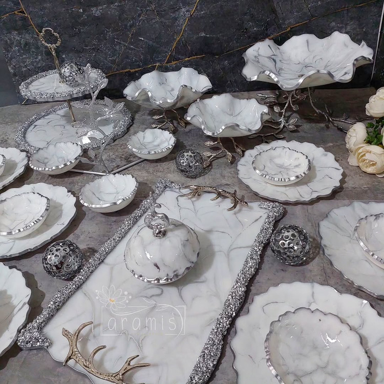 ظروف پذیرایی سفید طوسی زمینه سفید رگه نقره ای