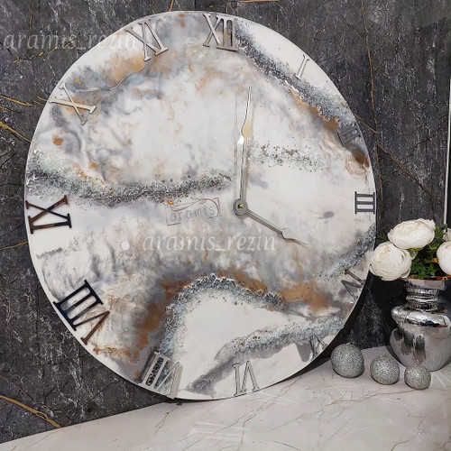 ساعت دیواری رزینی دایره زمینه سفید رگه نقره ای طوسی و طلایی
