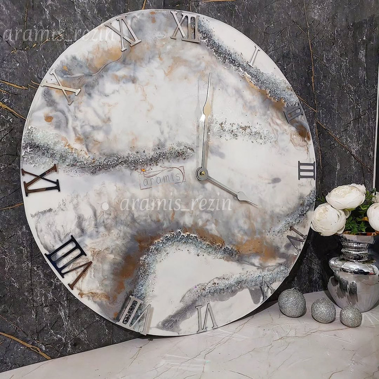 ساعت دیواری رزینی دایره زمینه سفید رگه نقره ای طوسی و طلایی