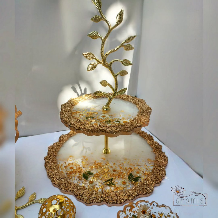 شیرینی خوری دوطبقه رزینی سفید طلایی بابونه