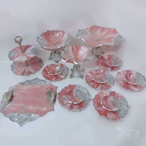 سرویس ظروف پذیرایی رزینی رنگ سفید صورتی گلبهی نقره ای