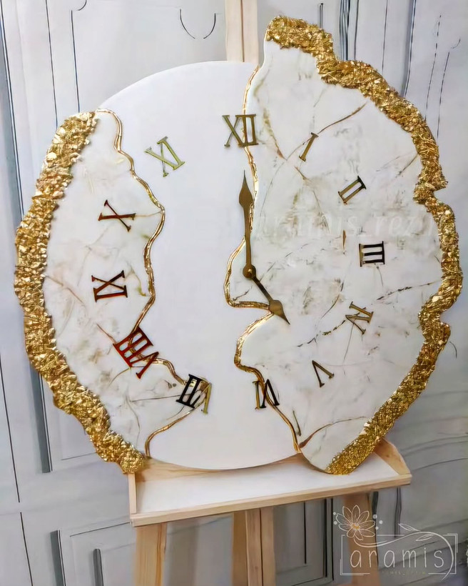 ساعت دیواری سفید طلایی دفرمه رزینی