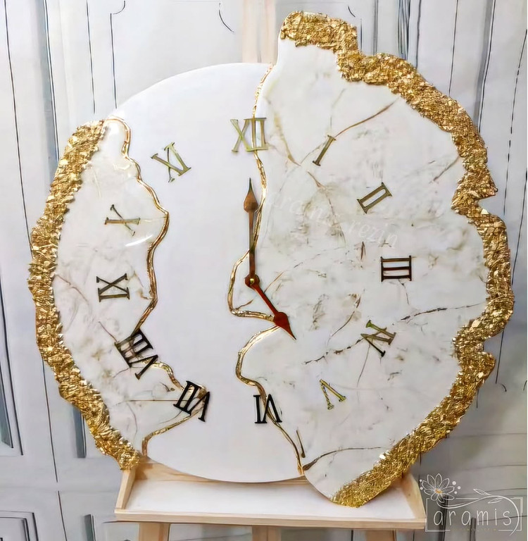 ساعت دیواری رزینی دفرمه سفید طلایی طرح سنگ زمینه سفید رگه طلایی اعداد و عقربه طلایی کریستالی طلایی