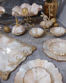 سرویس ظروف پذیرایی رزینی کرم طلایی طرح سنگ رگه طلایی