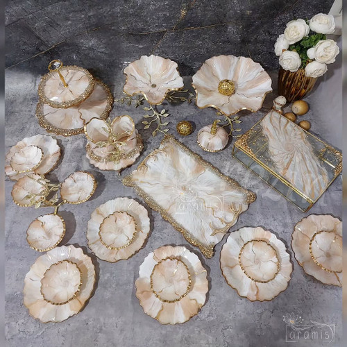 سرویس ظروف پذیرایی رزینی کرم طلایی طرح سنگ رگه طلایی