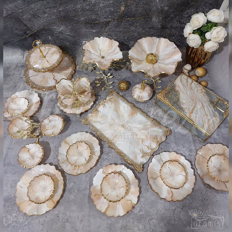 سرویس ظروف پذیرایی رزینی کرم طلایی طرح سنگ رگه طلایی