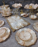 سرویس ظروف پذیرایی رزینی کرم طلایی طرح سنگ رگه طلایی