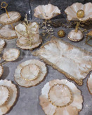 سرویس ظروف پذیرایی رزینی کرم طلایی طرح سنگ رگه طلایی