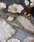 سرویس ظروف پذیرایی رزینی کرم طلایی طرح سنگ رگه طلایی