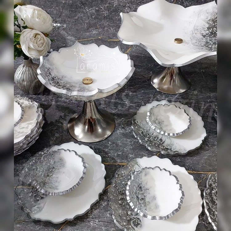 ظروف رزینی سفید. نقره ای
