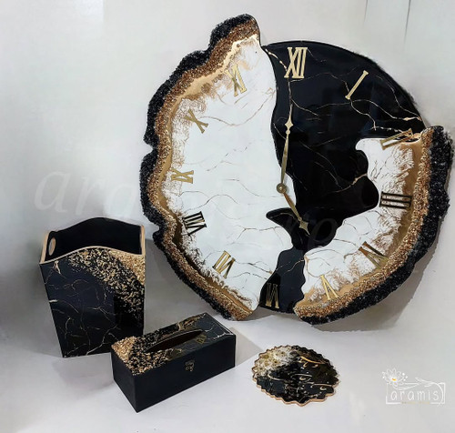 ساعت دیواری رزینی طرح دفرمه رنگ سفید مشکی طلایی