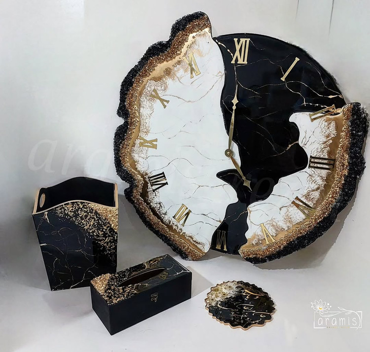 ساعت دیواری رزینی طرح دفرمه رنگ سفید مشکی طلایی