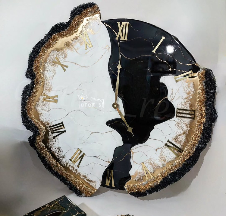 ساعت دیواری سفید مشکی طلایی رزینی دفرمه