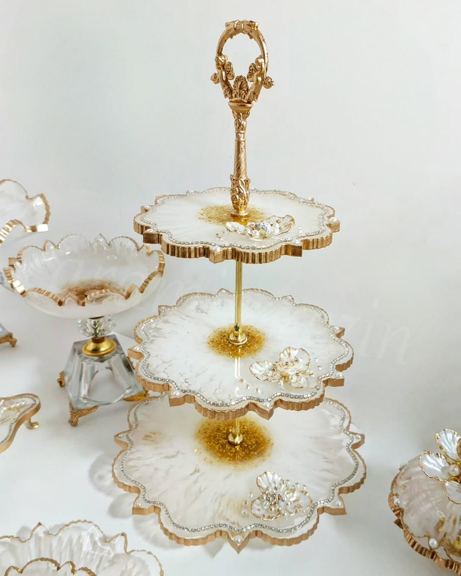 ظروف شیرینی خوری سه طبقه رزینی سفید طلایی خیلی زیبا