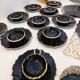 سرویس ظروف پذیرایی رزینی زمینه مشکی رگه طلایی ماربل