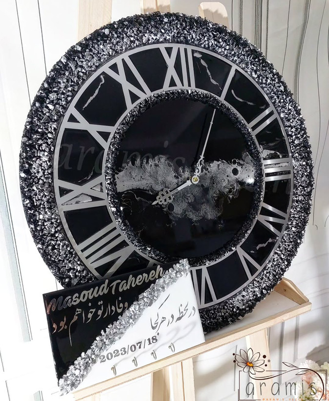 ساعت دیواری رزینی زمینه مشکی و رگه نقره ای رینگ اعداد یونانی نقره ای جاکلیدی مستطیل مشکی سفید متن سفارشی تاریخ ازداوج