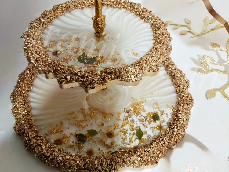 شیرینیخوری دوطبقه سفید طلایی بابونه رزینی