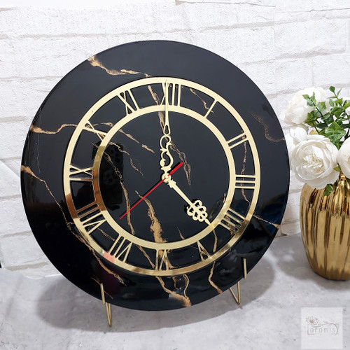 ساعت دیواری رزینی دایره زمینه مشکی رگه طلایی طرح ماربل رینگ اعداد یونانی