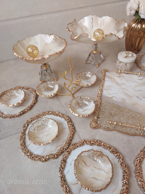 سرویس پذیرایی ظروف رزینی کرم طلایی پایه دار