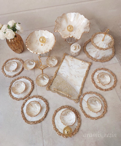 سرویس پذیرایی ظروف رزینی کرم طلایی پایه دار