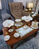 سرویی پذیرایی رزینی طرح کرم طلایی مرمر سنگ رگه دار پایه برگ برنجی