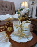 سرویی پذیرایی رزینی طرح کرم طلایی مرمر سنگ رگه دار پایه برگ برنجی