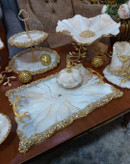 سرویی پذیرایی رزینی طرح کرم طلایی مرمر سنگ رگه دار پایه برگ برنجی