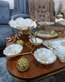 سرویی پذیرایی رزینی طرح کرم طلایی مرمر سنگ رگه دار پایه برگ برنجی