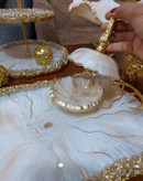 سرویی پذیرایی رزینی طرح کرم طلایی مرمر سنگ رگه دار پایه برگ برنجی