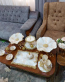 سرویی پذیرایی رزینی طرح کرم طلایی مرمر سنگ رگه دار پایه برگ برنجی