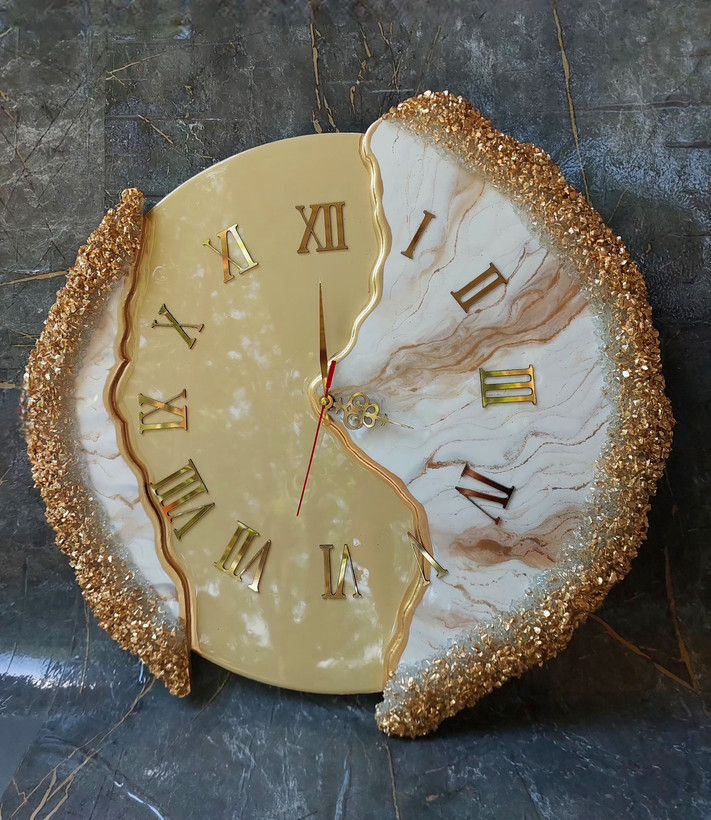 ساعت دیواری رزینی دایره دفرمه کرم طلایی وسفید